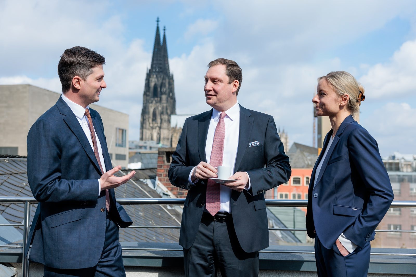 Gespräch auf der Dachterrasse mit Blick auf den Kölner Dom