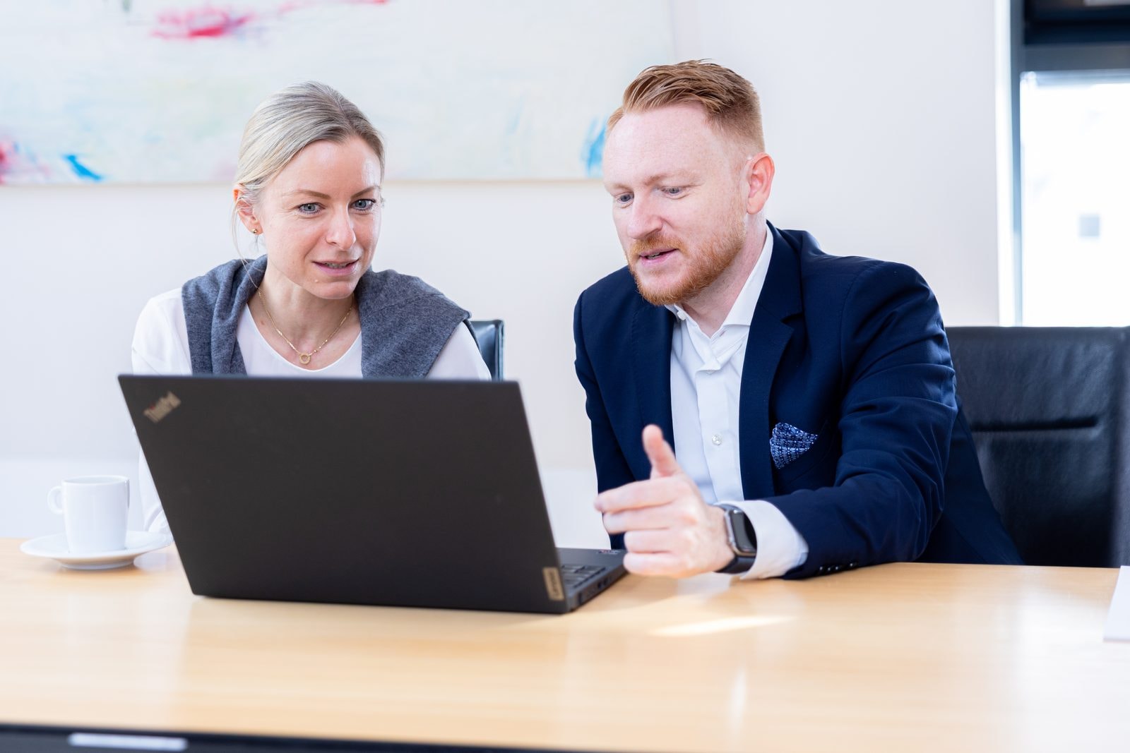 Zusammenarbeit am Laptop